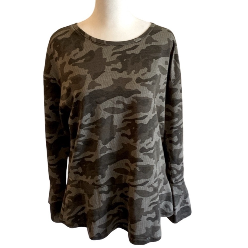 Signature Studio peplum long sleeve blouse. Sz L. Bell sleeves. Gray Camo.